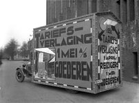 807297 Afbeelding van een reclame-auto van de N.S. in verband met de tariefsverlaging van 1 april 1933 (reizigers) en 1 ...